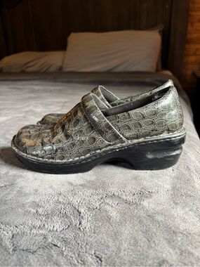b.o.c Born Concept Peggy Clogs, Gray Croc Embossed, Size 8